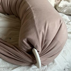 BB Hug Me pregnancy pillow